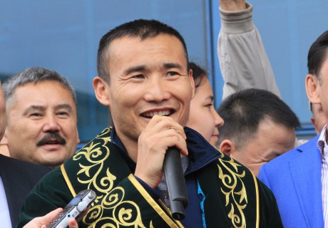Ел ағалары Қанат Исламның қос құлынына батасын берді