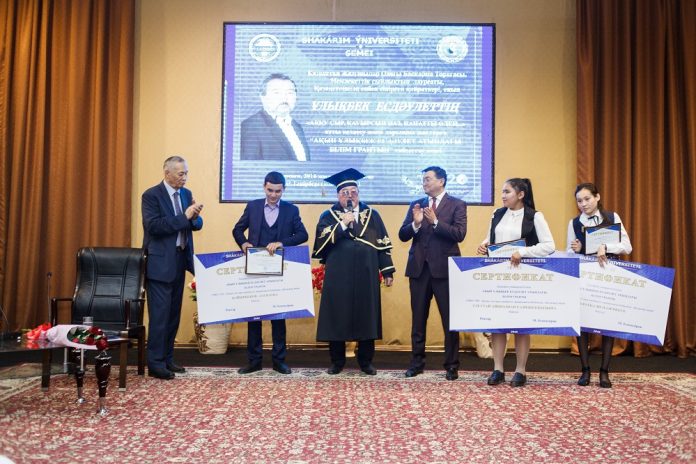 Ұлықбек Есдәулет атындағы білім гранты табысталды