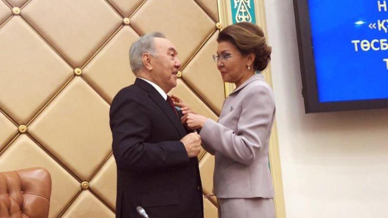 Нұрсұлтан Назарбаевқа «Құрметті Сенатор» төсбелгісі мен куәлігі табысталды