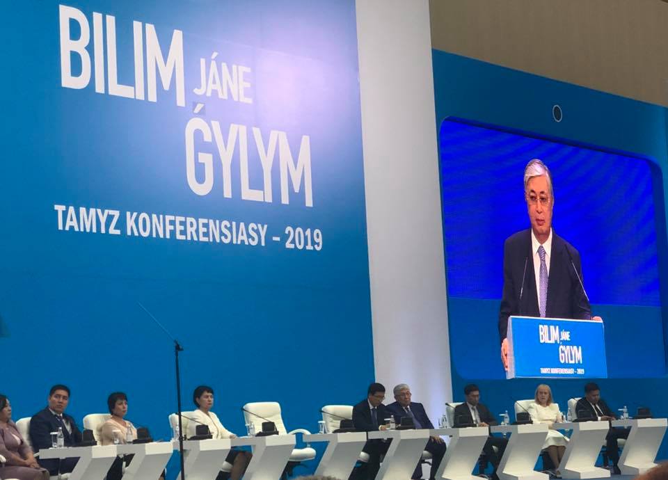 Тоқаев: «Жеті түрлі ілім білетін» ұрпақ тәрбиелеу – бүгінгі күннің басты міндеті