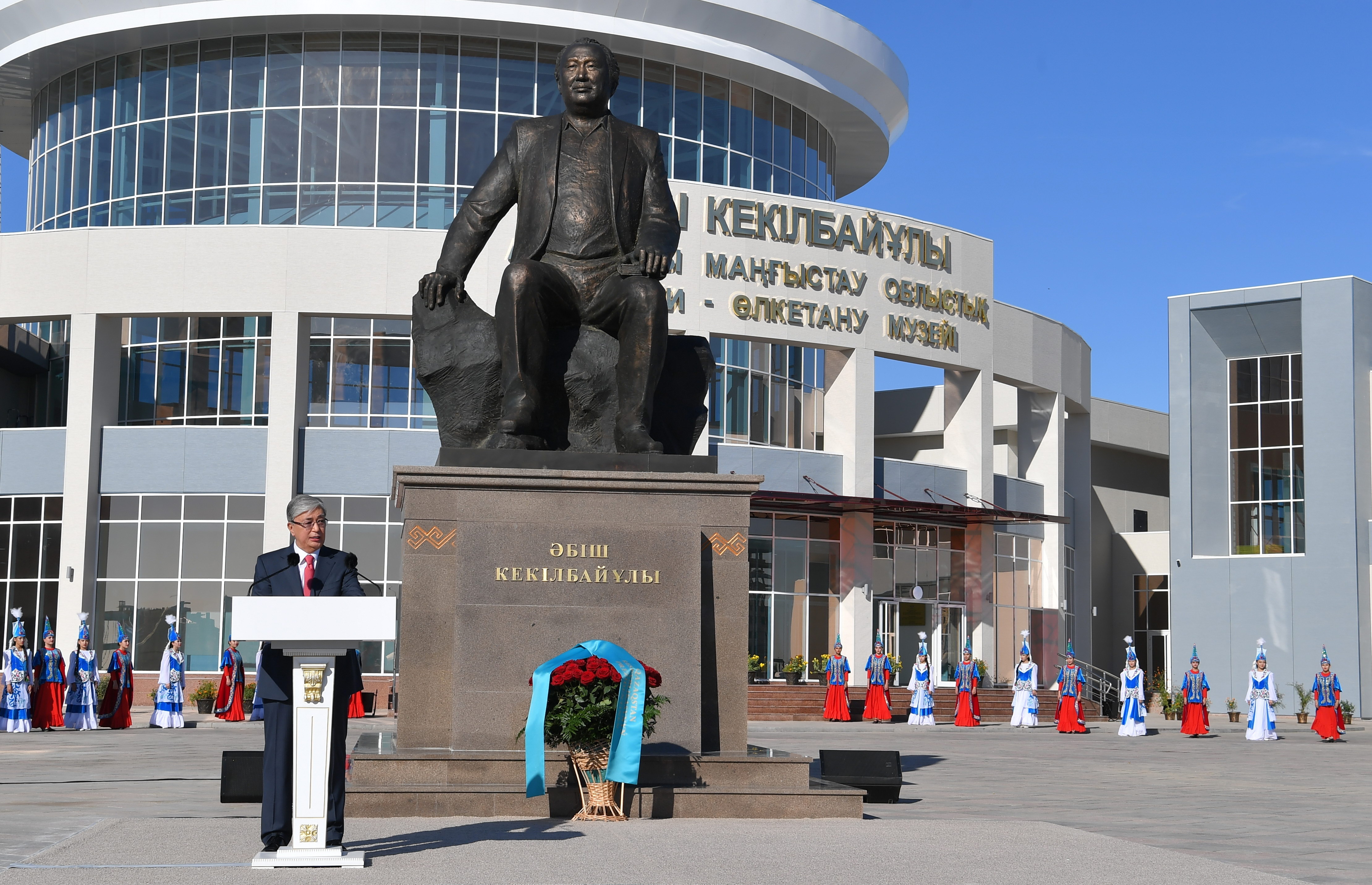 Қасым-Жомарт Тоқаев Әбіш Кекілбайұлы ескерткішінің ашылу рәсіміне қатысты