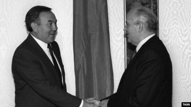 Қазақ ССР президенті Нұрсұлтан Назарбаев (сол жақта) пен СССР президенті Михаил Горбачев. Мәскеу, 25 қыркүйек 1990 ж.